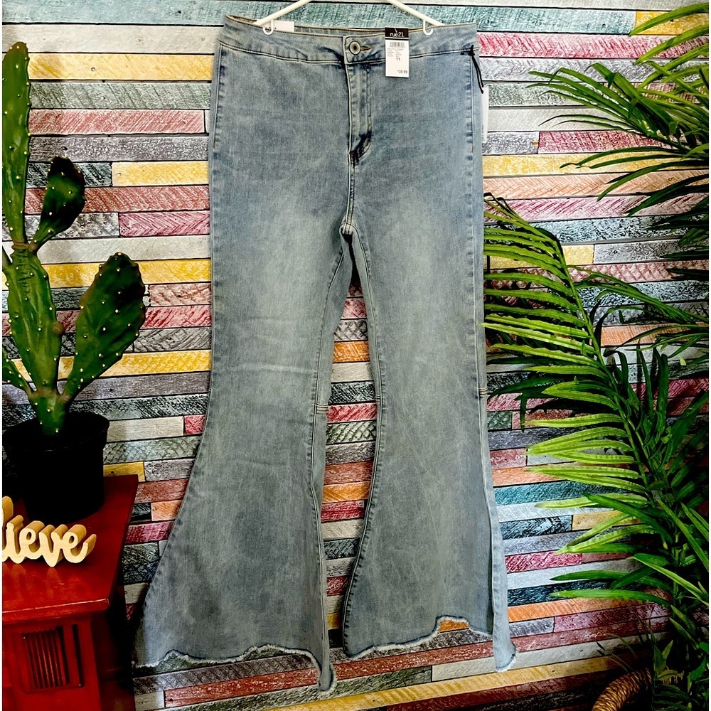 Rue-21 Super Flare Jeans, Light Wash, High Waisted, Raw hem, Size 11